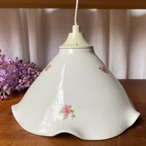Porslinslampa med volang och blommor
